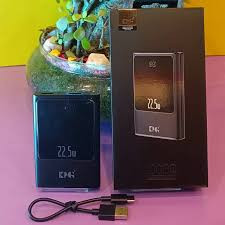 پاوربانک KPG-105 با طراحی شیک و نمایشگر LED در جعبه بستهبندی.