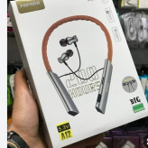 هندزفری گردنی پاپادا A12 بلوتوثی با بستهبندی اصلی و طراحی جذاب.