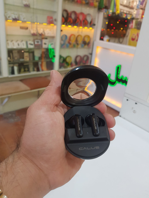 ایرپاد مشکی کالوس C13 Pro باز شده در دست فروشنده فروشگاه مُجیتِل