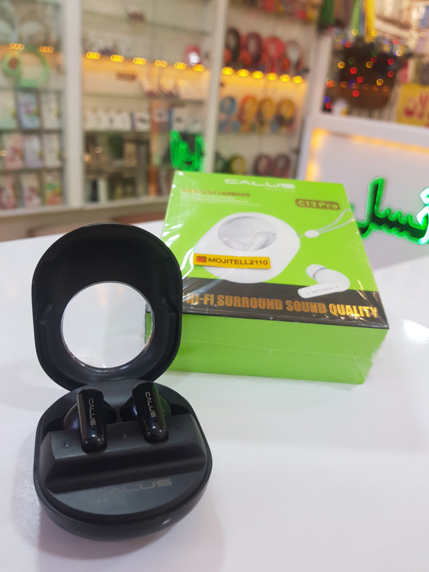 ایرپاد بلوتوثی کالوس مدل C13 Pro همراه با بستهبندی و کیس شارژ روی پیشخوان فروشگاه مُجیتِل