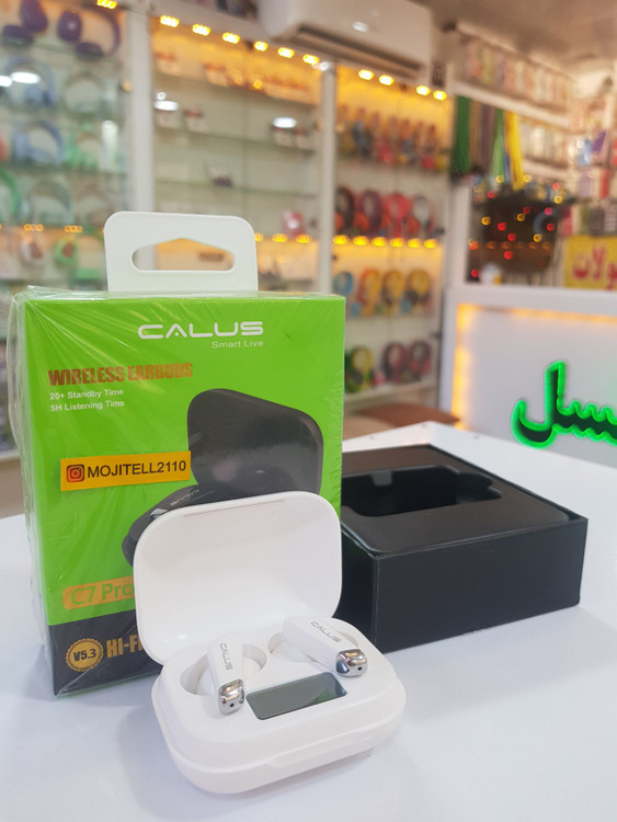 ایرپاد بلوتوثی کالوس مدل C7 Pro داخل کیس سفید در کنار جعبه سبز رنگ محصول در فروشگاه مُجیتِل
