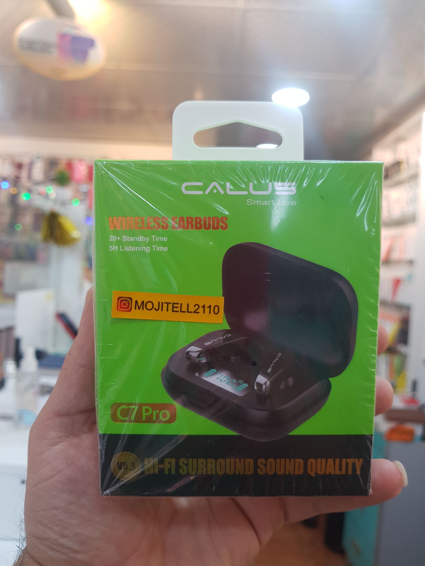 نمای نزدیک جعبه ایرپاد C7 Pro از برند کالوس با طراحی مشکی و سبز در فروشگاه مُجیتِل