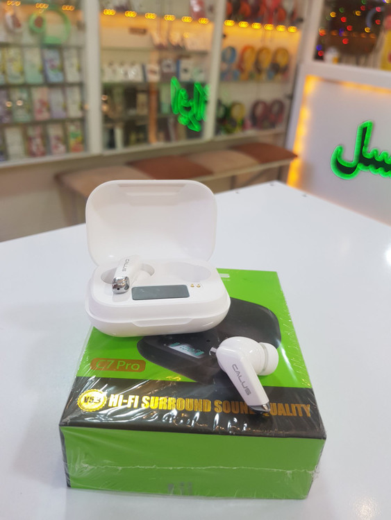 ایرپاد سفید مدل C7 Pro قرار گرفته روی جعبه سبز رنگ کالوس، مناسب نمایشگاه فروش حضوری مُجیتِل