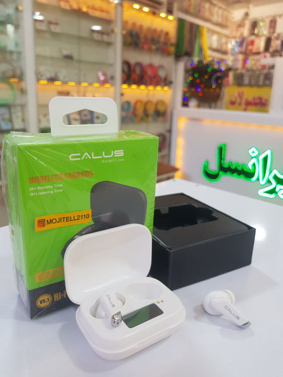 چیدمان ایرپاد کالوس C7 Pro سفید رنگ به همراه جعبه و پک کامل محصول در محیط فروشگاه مُجیتِل