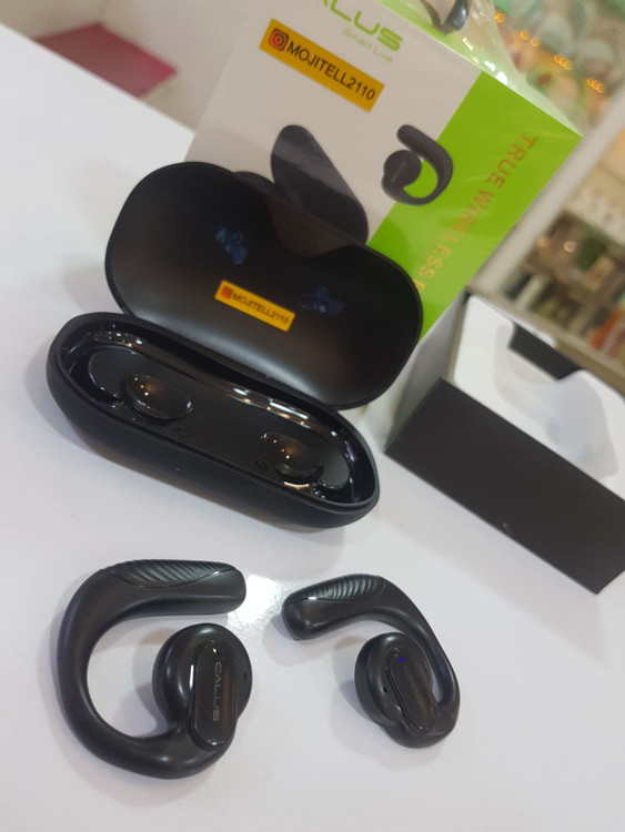 نمای باز از محتویات جعبه ایرپاد کالوس M07 شامل دو ایرباد و کیس شارژ