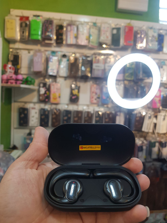 کیس شارژ ایرپاد کالوس M07 باز شده همراه با دو ایرباد در ویترین فروشگاه مُجیتِل