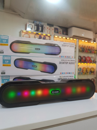 اسپیکر بلوتوثی ایکسهانز مدل C18 با نورپردازی رنگی در بستهبندی فروشگاهی مُجیتِل