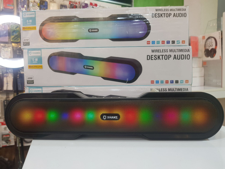 اسپیکر بیسیم ایکسهانز C18 با طراحی مشکی و رقص نور چندرنگ در فروشگاه فیزیکی مُجیتِل