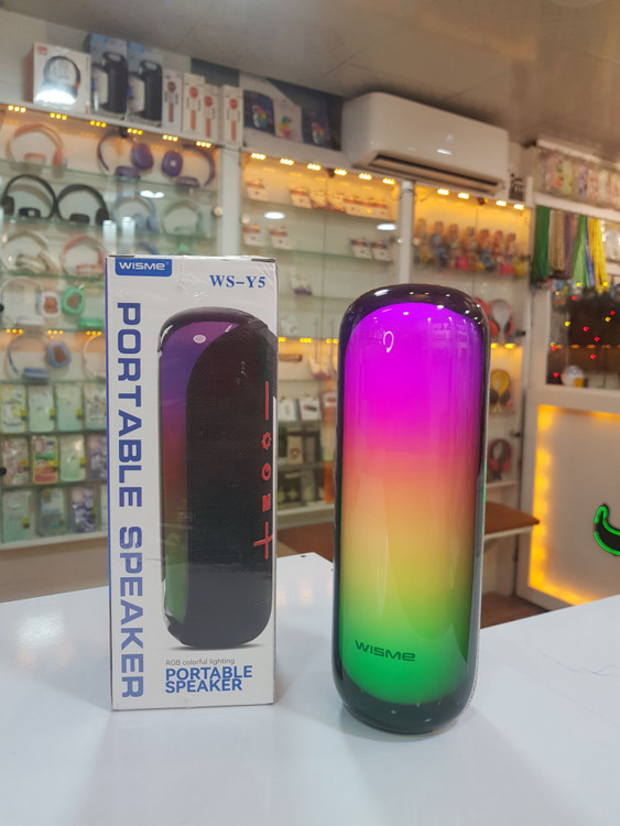 نمای جلویی اسپیکر پرتابل ویسمی مدل WS-Y5 با نورپردازی رنگی RGB در کنار جعبه محصول