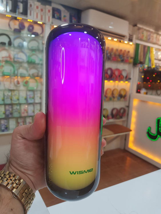 اسپیکر بلوتوثی ویسمی WS-Y5 با نورهای رنگی درخشان RGB در حال پخش موسیقی از نمای نزدیک