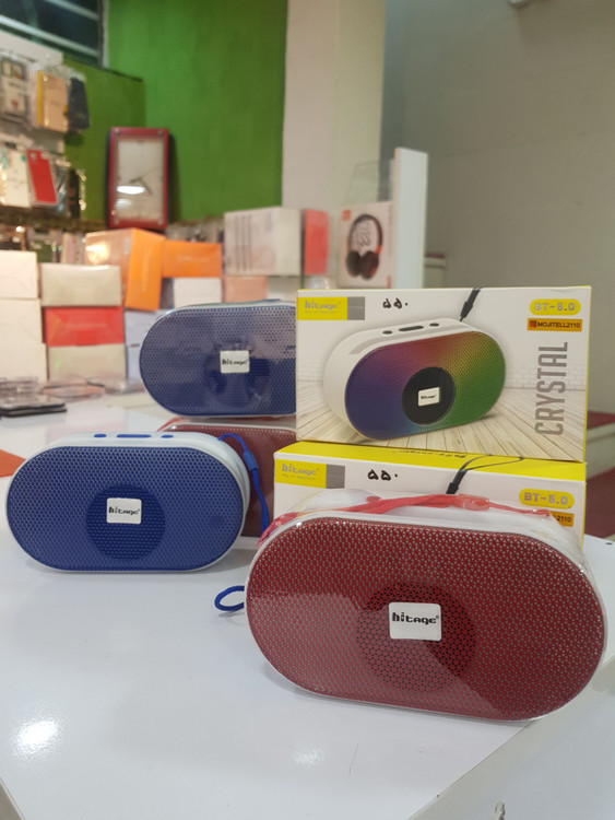 سه رنگ مختلف اسپیکر بلوتوثی Hytige CRYSTAL BT-5.0 (آبی، زرشکی، مشکی) روی میز در فروشگاه مجیتل