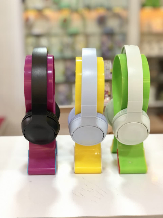 سه عدد هدفون بلوتوث Black Bear مدل C-2251 با رنگبندی پاستلی در زمینه محو فروشگاهی