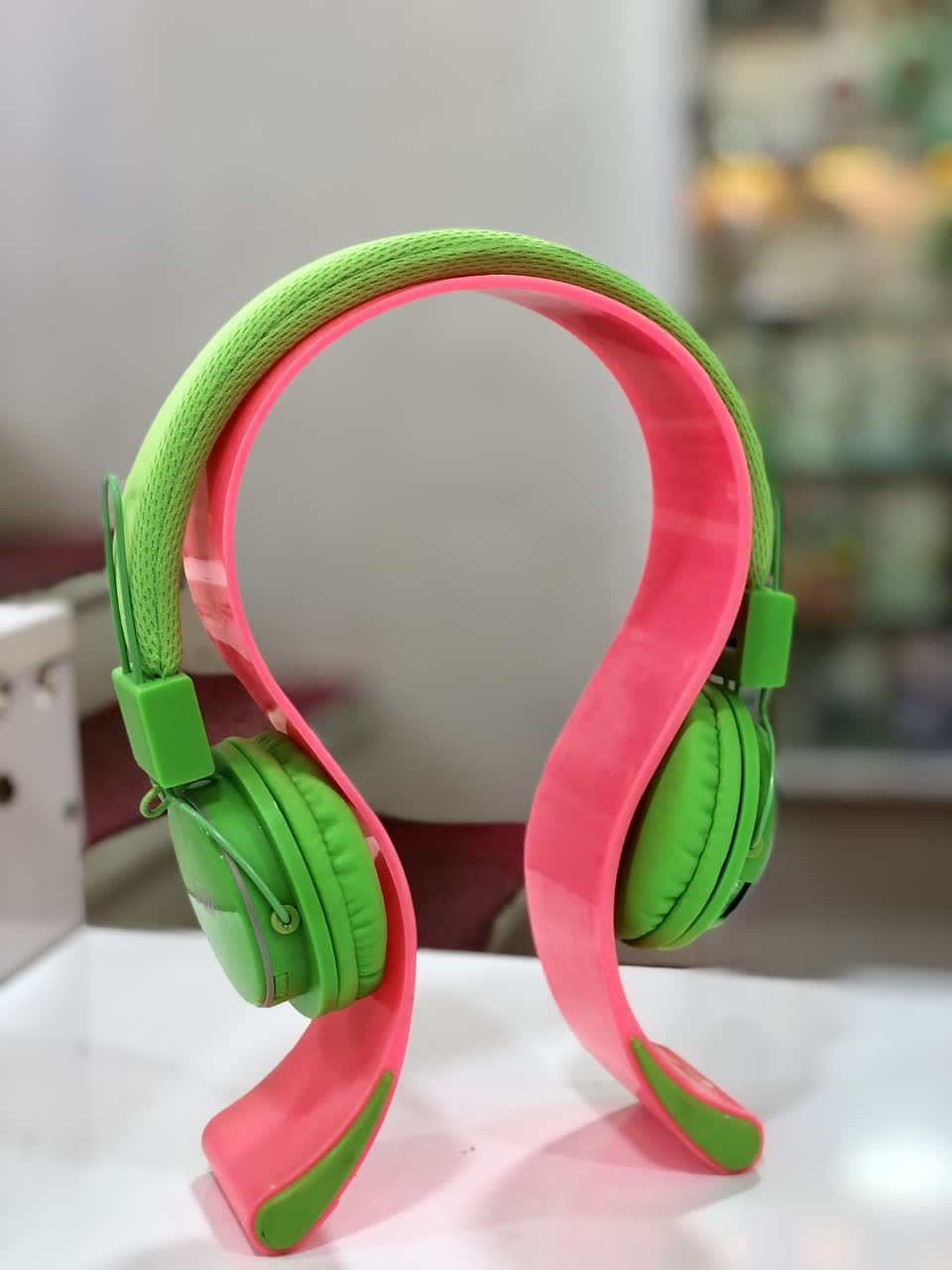 تصویر هدفون بی‌سیم NIA مدل Q8-851S با طراحی تاشو، رنگ سبز و جعبه محصول، نشان‌دهنده قابلیت حمل آسان و کیفیت صدای بالا