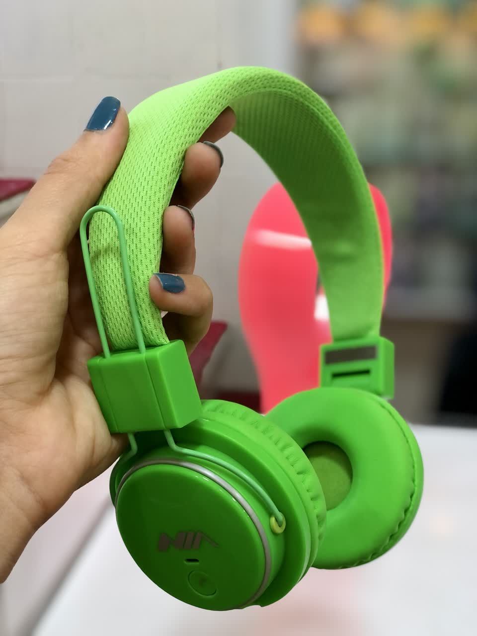 تصویر هدفون بی‌سیم NIA مدل Q8-851S با طراحی تاشو، رنگ سبز و جعبه محصول، نشان‌دهنده قابلیت حمل آسان و کیفیت صدای بالا