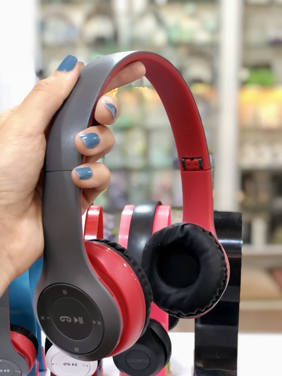 نمای نزدیک از هدفون JBL مدل P47+ در رنگ قرمز، با تمرکز بر جزئیات طراحی و ویژگی‌های ارگونومیک.