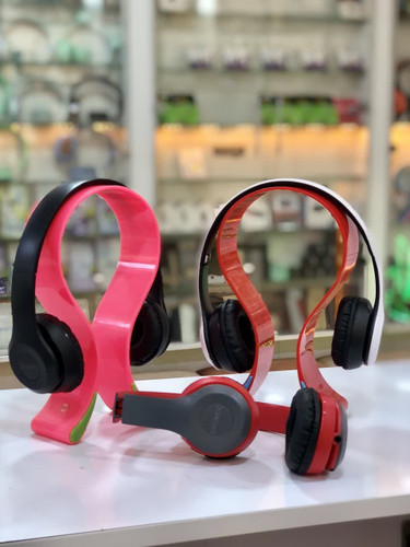 هدفون بیسیم JBL مدل P47+ در رنگهای مختلف (قرمز، صورتی، مشکی) با طراحی مدرن و ارگونومیک روی یک سطح صاف.