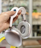 نمای جلو و جانبی از هدفون P9 با طراحی منحصر به فرد در رنگ سبز، شامل جعبه بستهبندی و دکمههای کنترلی