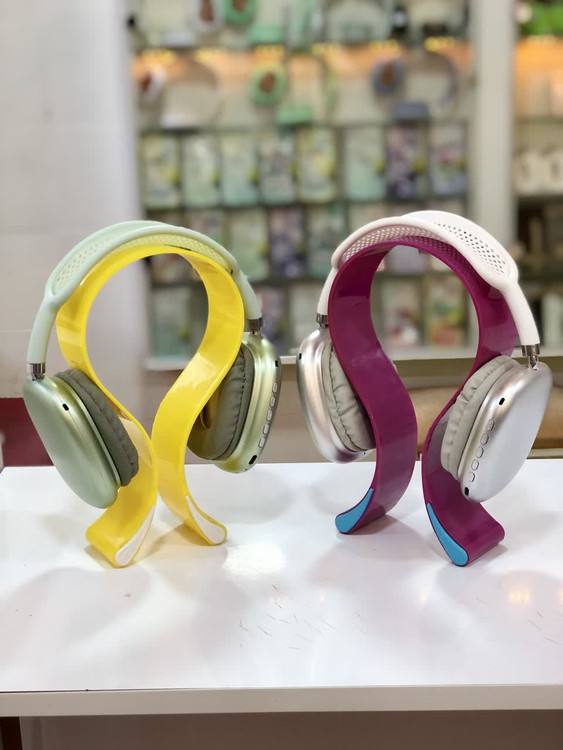 هدفونهای رنگی در رنگهای مختلف (سبز و سفید) با طراحی مدرن و شیک، نصب شده بر روی پایههای رنگی