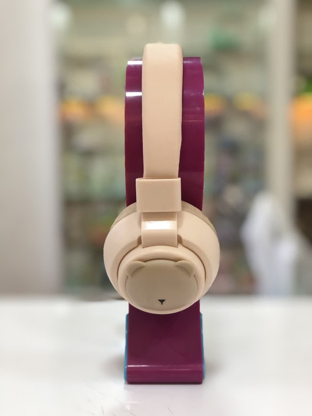 نمای جانبی از هدفون MZ مدل C-1101 با طراحی کودکانه در رنگ کرم و بنفش، قرار گرفته بر روی پایه