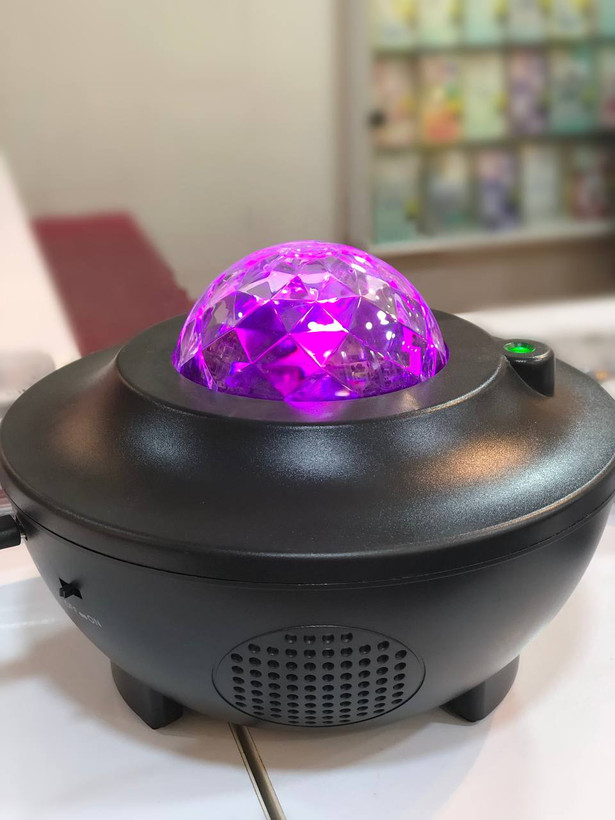 چراغ پروژکتور ستارگان مدل Starry Light با قابلیت تغییر رنگ مناسب شبنشینی و جشنها