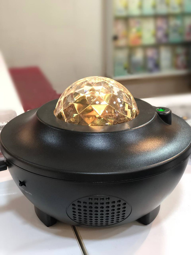 چراغ پروژکتور با نور طلایی در حال روشن شدن و ایجاد جلوهای زیبا و آرامشبخش