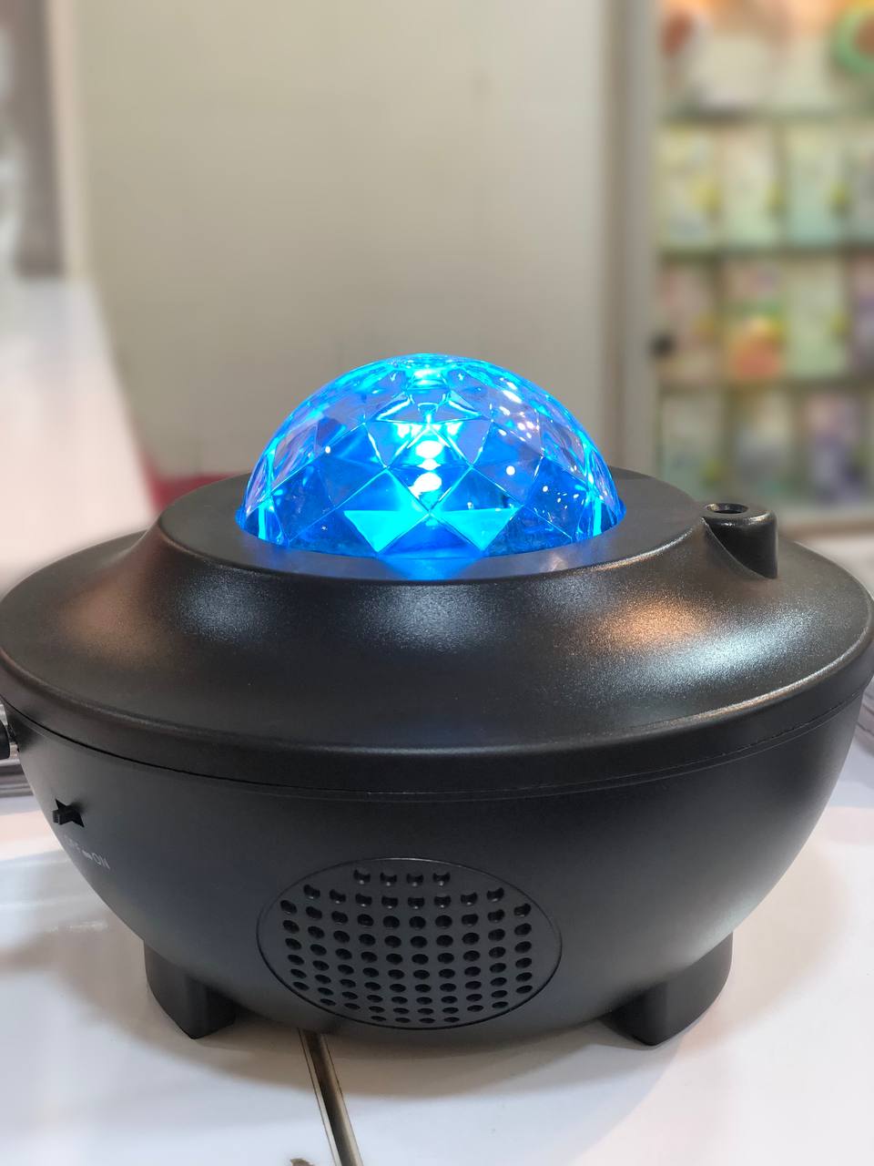 چراغ پروژکتور Starry Light در حال روشن شدن با نور آبی و جلوه‌ای خیره‌کننده