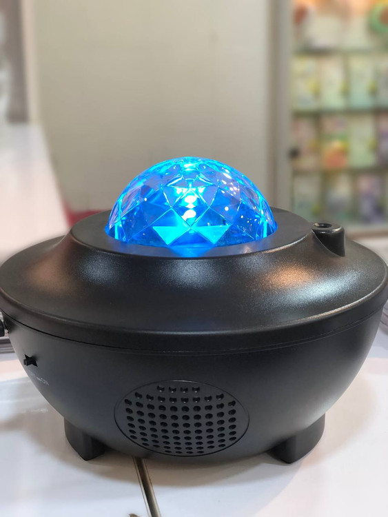 چراغ پروژکتور Starry Light در حال روشن شدن با نور آبی و جلوهای خیرهکننده