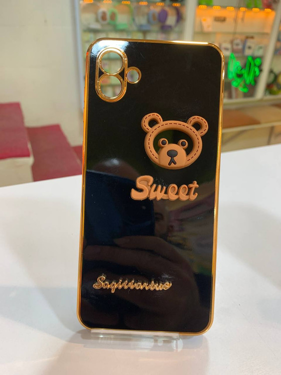 کاور گوشی مشکی “خرس شیرین” برای مدل M13 5G با طراحی خرس جذاب و جزئیات طلایی. شامل نوشته “Sweet” و “Sagittarius” در پایین