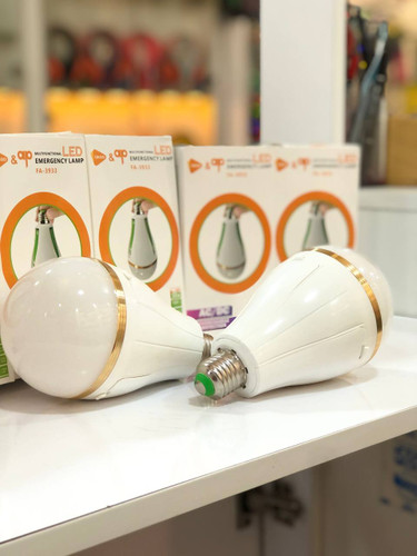 نمای نزدیک لامپ شارژی FA-3933 با بدنه پلاستیکی مقاوم و سبک