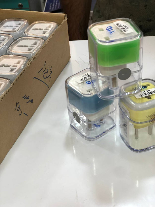 تبدیل ۳ به ۲ شارژر برند OAK با قابلیت تبدیل و چراغ LED