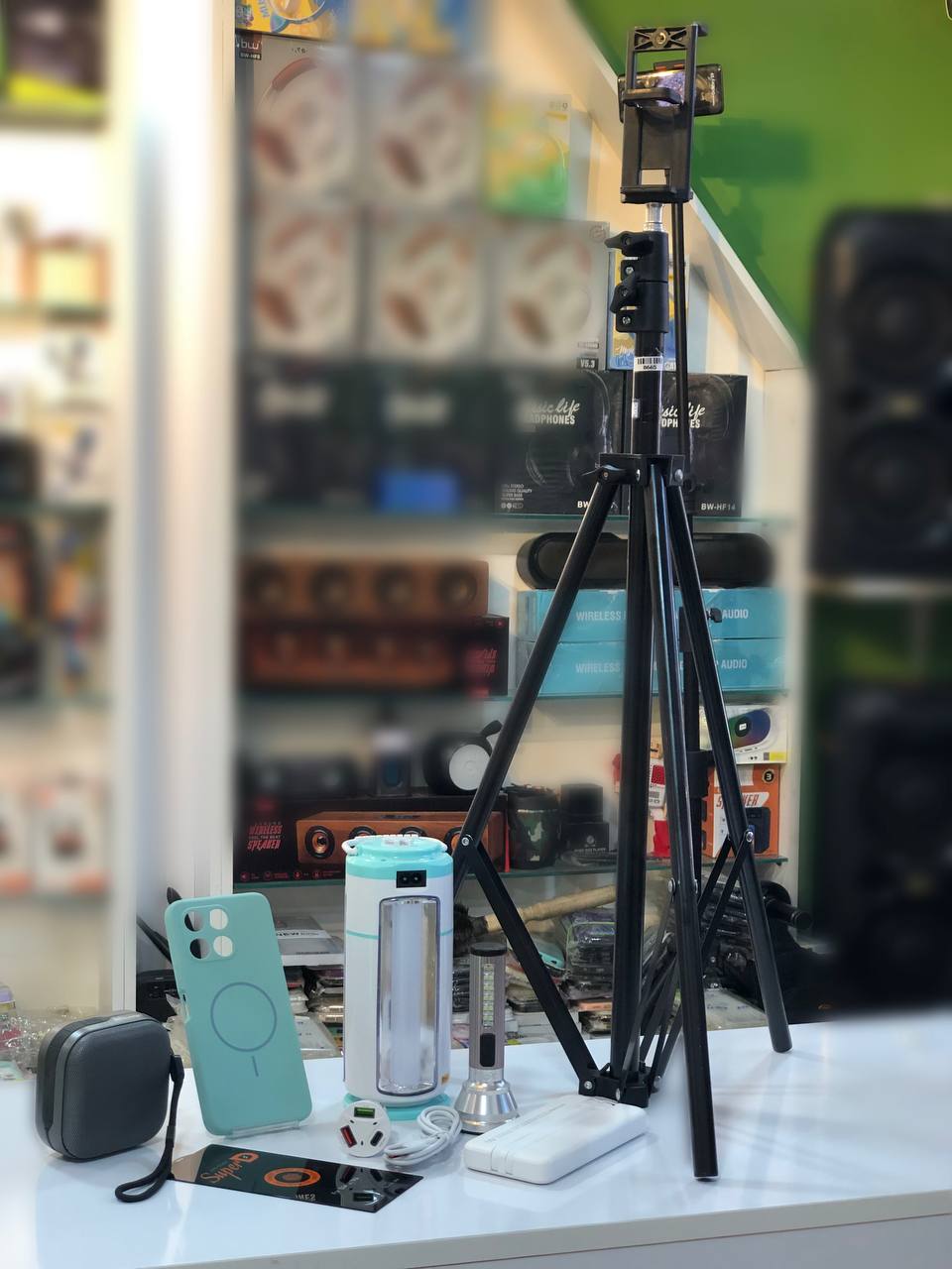 پک کمپینگ پریمیوم مُجیتِل با اسپیکر، پاوربانک، سه‌پایه موبایل، چراغ قوه و گلس Super D