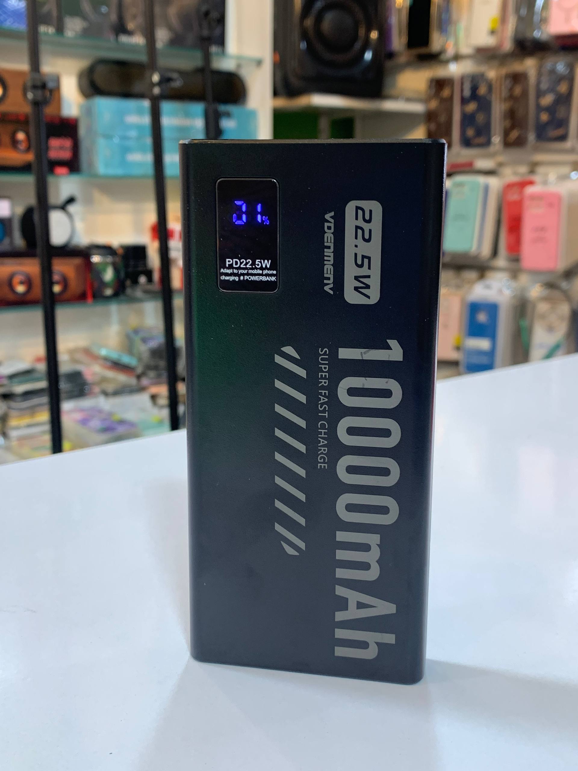 پاوربانک دنمن DP43 دو دستگاه همزمان شارژ می‌کند