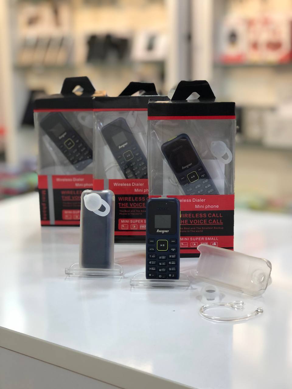 گوشی مینی هوپ مدل L666، دو سیم‌کارت، رم‌خور و قابل تبدیل به هندزفری بلوتوث، با طراحی بسیار کوچک.