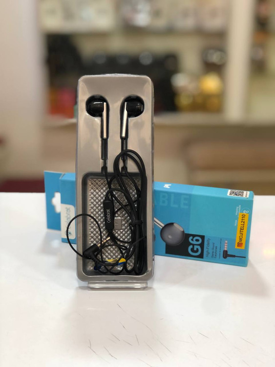 هندزفری سیمی Celebrat G6 با جک 3.5 میلیمتری و کابل 1.2 متری روی میز