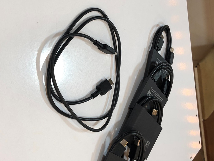 کابل USB-C به USB-C سفید با کانکتور فلزی و کیفیت ساخت بالا