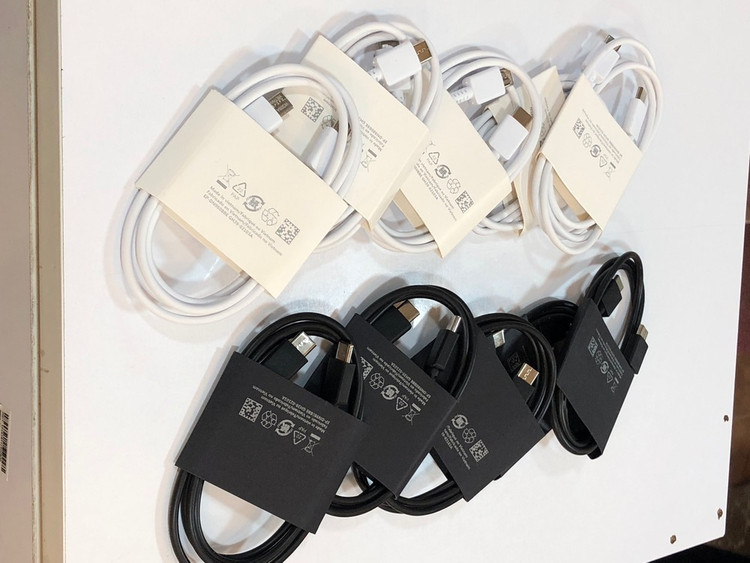 نمای نزدیک کانکتور کابل تایپ سی به تایپ سی مناسب دستگاههای مدرن